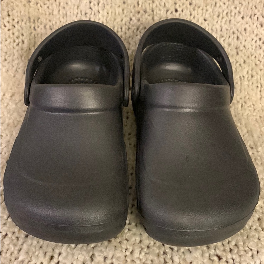 CROCS, women’s gray Bistro work clog, size 6.